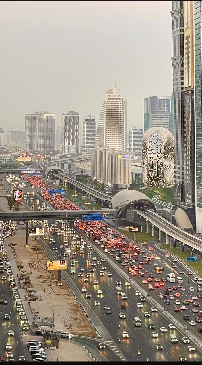 Sheikh Zayed Road and the Metro